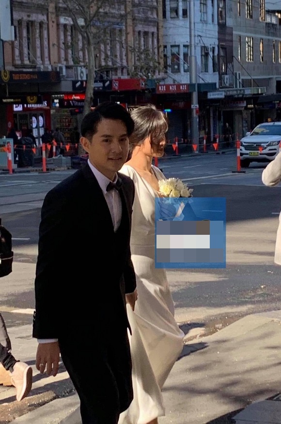 Cách đây vài giờ, trên một page chuyên bàn về showbiz đã chia sẻ hình ảnh hiếm hoi của cặp đôi Đông Nhi - Ông Cao Thắng trong Shbet999 com đăng nhập cưới, tay trong tay hạnh phúc để thực hiện bộ ảnh cưới. Ngay sau khi những hình ảnh này được đăng tải, cộng đồng mạng lập tức 