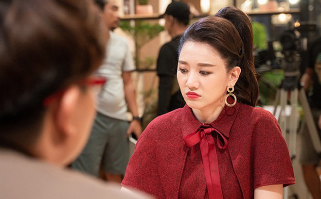 Thời điểm khi mối quan hệ của cô và Trấn Thành được nhiều người biết đến, Hari đã gặp không ít áp lực vì bị người hâm mộ quay lưng. Thời điểm đó, nhiều người cho rằng cả hai mượn chuyện tình cảm để PR tên tuổi. Thậm chí, có người còn cho rằng cô lấy Trấn Thành vì tiền. Trước sức ép nặng nề của dư luận, Hari Won từng nghĩ đến chuyện tự tử.