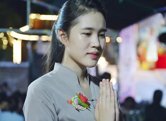 Nhung-dieu-nen-lam-khi-di-chua-cau-binh-an-cho-cha-me-trong-ngay-le-Vu-Lan-bao-hieu-le-vu-lan-1565498777-width550height402