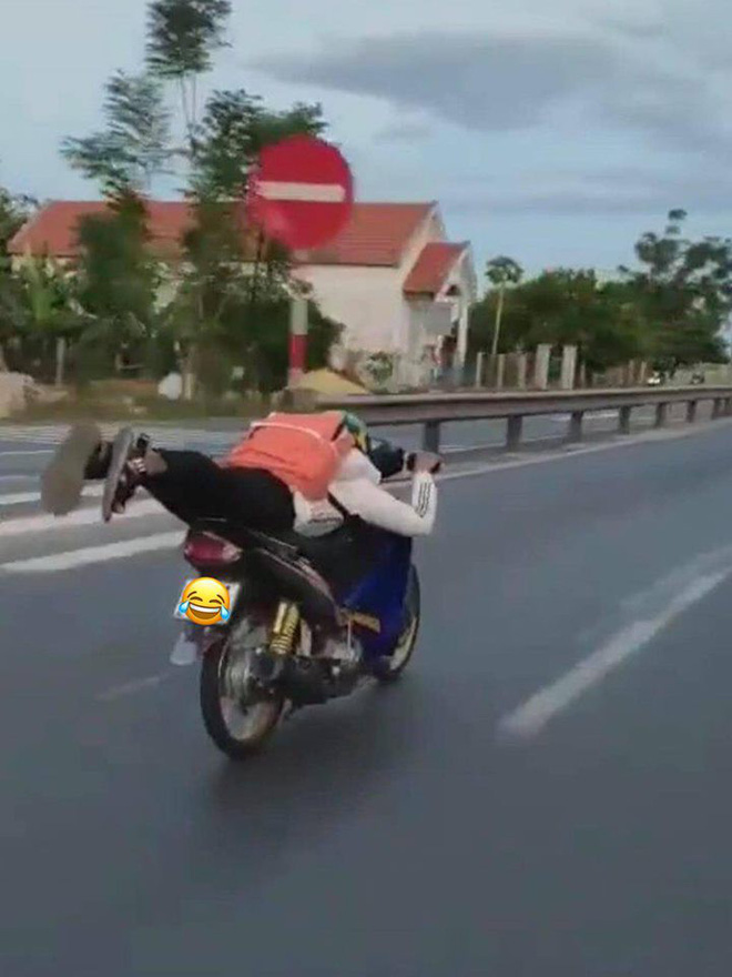 Thanh niên nằm ra yên xe máy rồi phóng như bay giữa đường. 