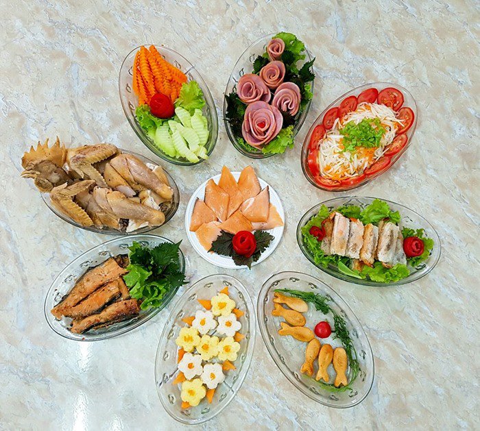 Mâm cơm với đầy đủ các món rất mỹ thuật