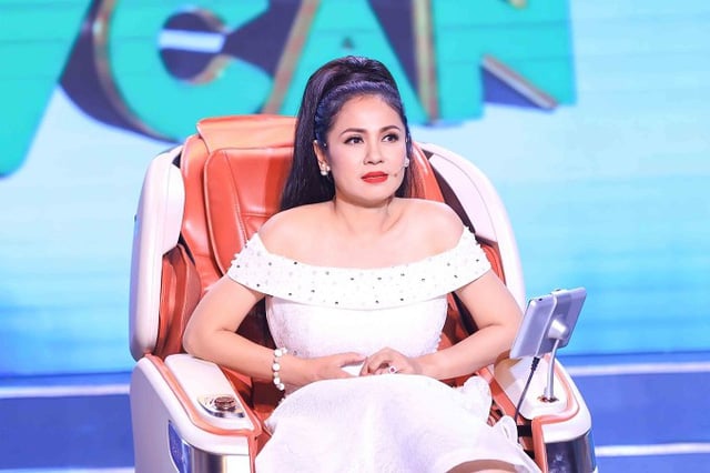 Trong tập 7 chương trình 8 lạng nửa cân, trò chuyện với MC Đại Nghĩa và NSƯT Kim Tử Long, diễn viên Việt Trinh bày tỏ suốt 11 năm qua chị không nghĩ đến chuyện đi bước nữa vì lo lắng gặp phải người đàn ông đối xử không tốt với con trai. 