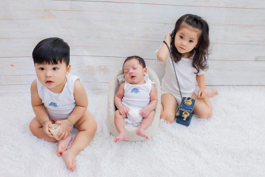 Cậu bé KiO ở giữa trông thật đáng yêu