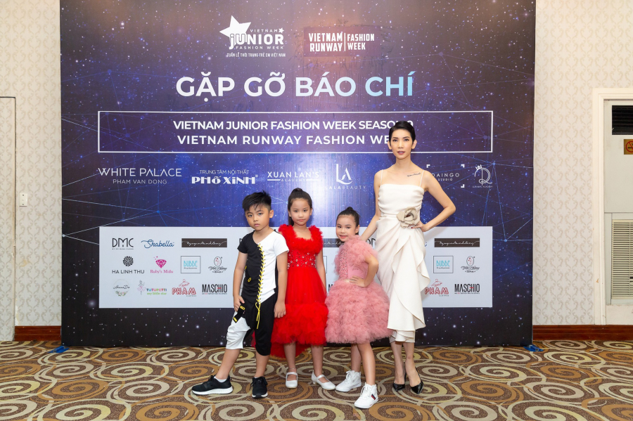 mau-nhi-tao-dang-ben-sieu-mau-xuan-lan-photo-by-thien-an-15658415884151831713445