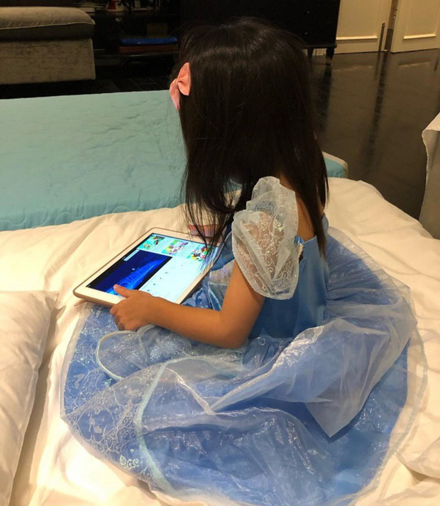 Dưới ống kính bố Louis Nguyễn, bé Chloe trở nên dễ thương và lớn hơn rất nhiều.    