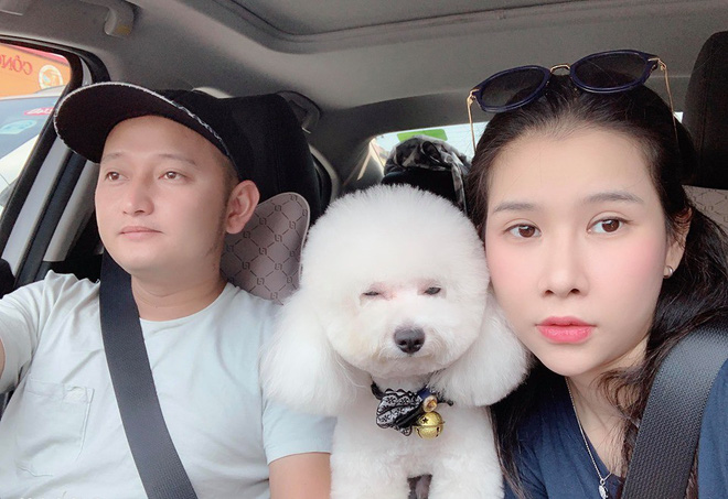 Vợ chồng Anh Thư chụp ảnh cùng Chum.