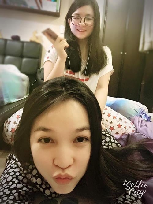 Hiền Thục luôn dành thời gian quan tâm, chăm sóc con gái. Hai mẹ con đi đâu cũng có nhau, luôn trò chuyện tâm tình như bạn tâm giao.    