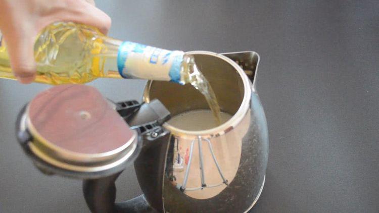 Đổ giấm vào cọ bình siêu tốc