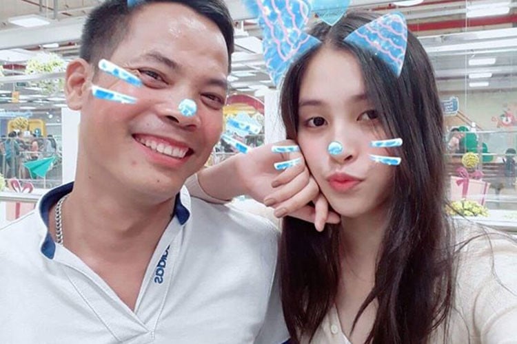 Hoa hậu nhí nhảnh chụp ảnh bên bố.