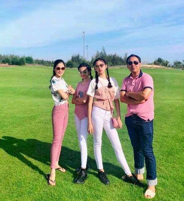 dien-moi-set-do-don-gian-voi-gia-dinh-con-gai-mc-quyen-linh-khien-dan-tinh-xuyt-xoa-vi-doi-chan-dai--69218612_2467802796649164_3471570525749248_n-1565873872-851-width600height656