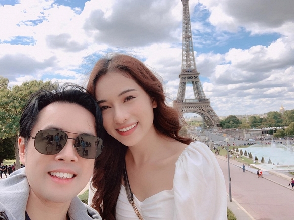 Sau tuần trăng mật lãng mạn tại Đà Nẵng, cặp đôi tiếp tục tận hưởng kỳ nghỉ ở Thái Lan. Mới đây, Dương Khắc Linh và bà xã 9x tiếp tục chuyển tuần trăng mật qua tận thủ đô Paris - Pháp. Ngọc Duyên đăng tải loạt ảnh ngọt ngào bên ông xã khi tham quan tháp Effel. Ngọc Duyên cũng tiết lộ đây là lần đầu tiên cô và ông xã được đi riêng, còn trước đó đi cùng Shbet111 slot, casino, thể thao, xổ số.    
