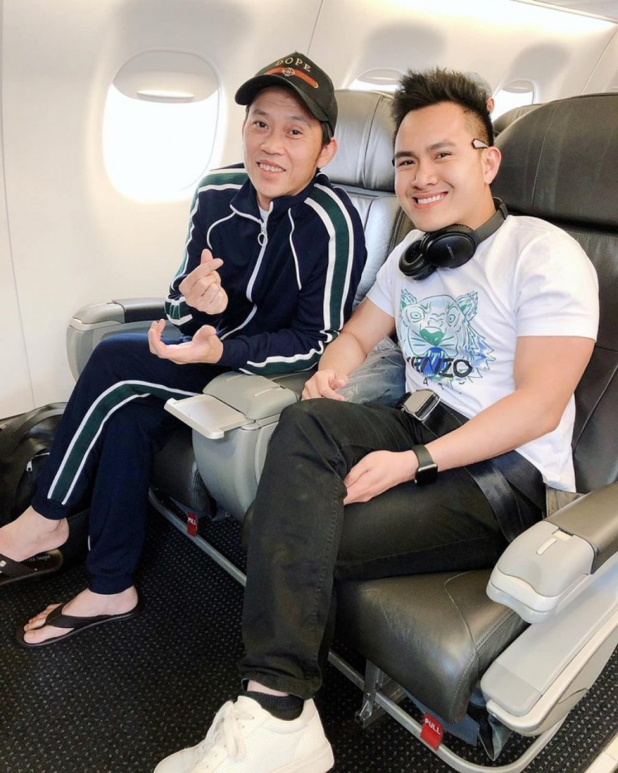 Sau khi rút lui khỏi showbiz, Hoài Linh lựa chọn cách chăm sóc, giữ Đền thờ Tổ để có cơ hội gặp gỡ và giao lưu với các nghệ sĩ đồng nghiệp. Tuy nhiên, nam danh hài cho biết nếu có chương trình ý nghĩa và nhân văn thì anh vẫn sẽ nhận lời tham gia. Có thể nhận thấy từ sau khi hoàn thành được nguyện vọng, Shbet16 chơi game trực tuyến của nam danh hài vui vẻ và thoải mái hơn trước rất nhiều. Anh dành nhiều thời gian cho Shbet111 slot, casino, thể thao, xổ số hơn đặc biệt là người con trai đang sinh sống và làm việc bên Mỹ.    
