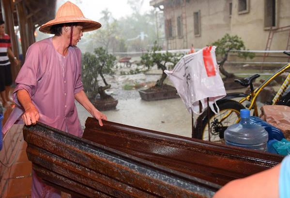 Hoài Linh tự tay làm các công việc trong nhà thờ Tổ.    