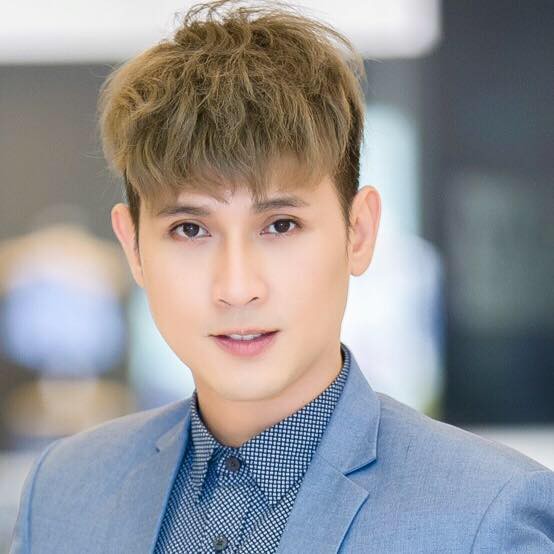 Chia sẻ dòng trạng thái chúc mừng bạn thân, Nguyên Vũ vô tinh để lộ gương mặt cặp sinh đôi.
