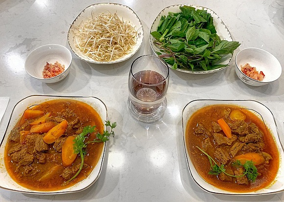 ba-bau-lan-khue-dien-vay-hai-day-gian-di-van-nhan-ve-vo-so-loi-khen-xinh-dep-ec8d2a