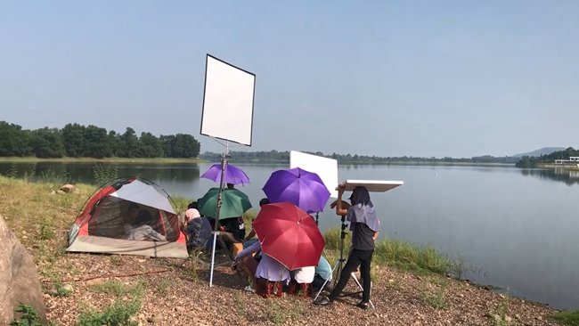 Cảnh quay trong lều dã ngoại của Bảo và Ánh.