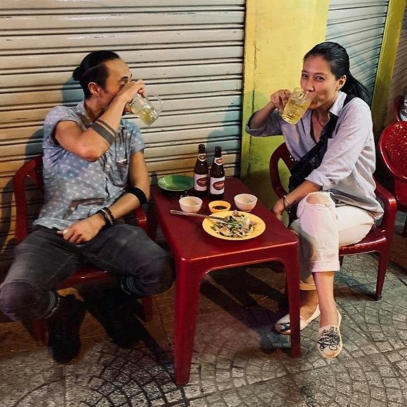 Khoảnh khắc riêng tư của hai vợ chồng.