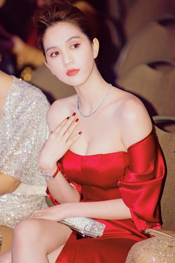Ở những sự kiên gần đây, Ngọc Trinh cũng tích cực khoe gò bồng đảo của mình.    
