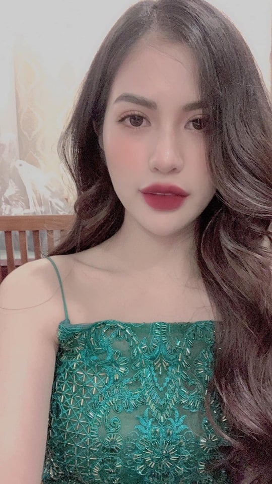 Mới đây, Hương Trần vừa chia sẻ hình ảnh khoe nhan sắc xinh đẹp của mình. Trên trang cá nhân, vợ cũ Việt Anh viết: 