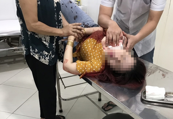 Nạn nhân được cấp cứu tại bệnh viện (ảnh M.T).
