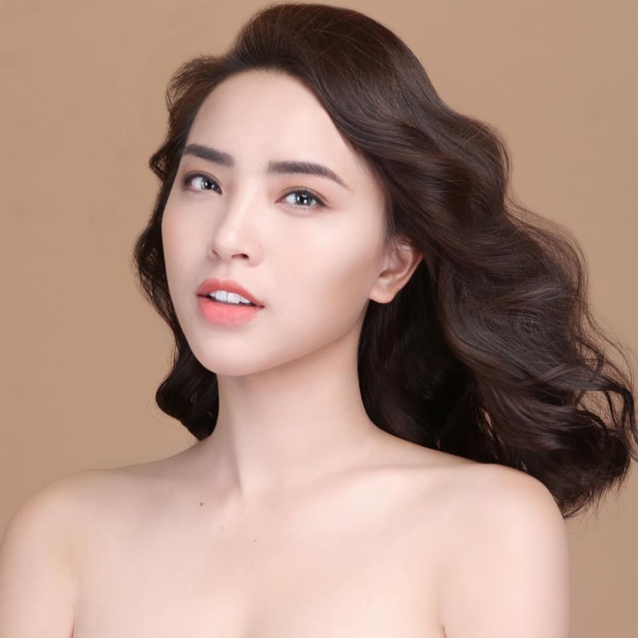 Hải Băng sở hữu khuôn mặt thon gọn, đường cằm dài khiến cô vô tình bị nghi đã Shbet888 tiền thưởng cực khủng độn cằm.    