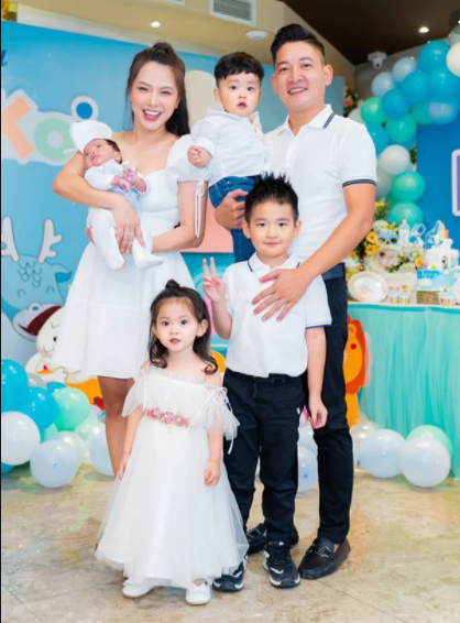 Vợ chồng Hải Băng hạnh phúc bên các con.