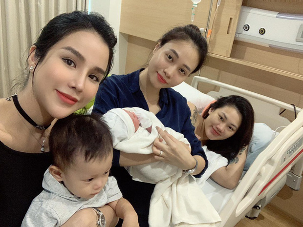 Đàm Thu Trang giản dị thăm bạn thân Pông Chuẩn hạ sinh con thứ 2.