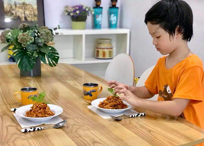 2 con trai của Đan Lê dù còn nhỏ nhưng đã thích được nấu ăn với mẹ. Cô kể, hai nhóc tỳ đều giúp mẹ nhặt rau và rửa bát đĩa. 