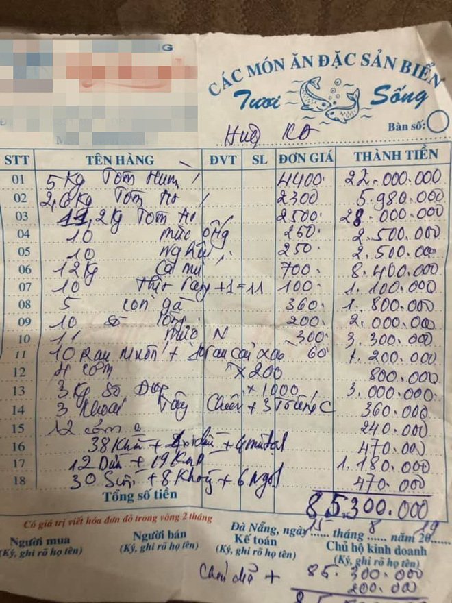 Tờ hóa đơn của nhóm khách.