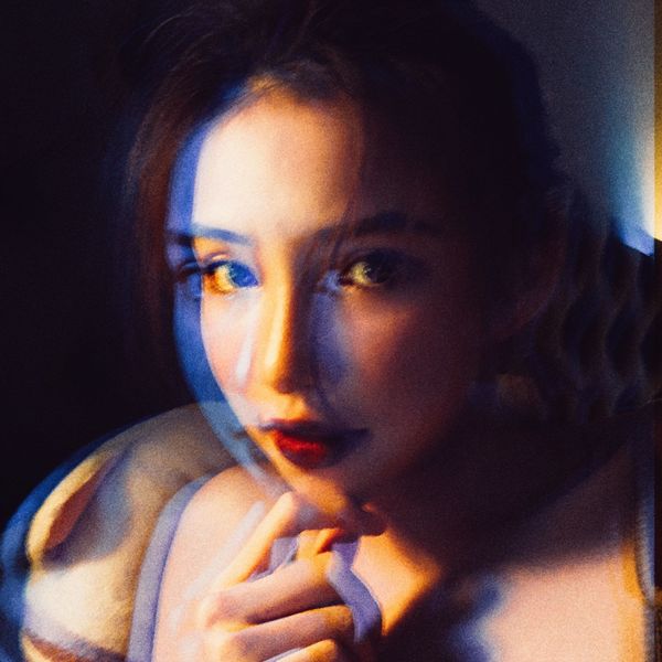 Gương mặt Lưu Đê Ly khác lạ làm dấy lên nghi án PTTM.