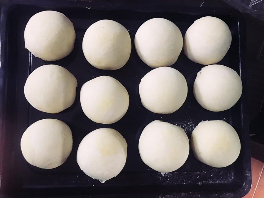 Xếp bánh vào khay, nướng lần 1.