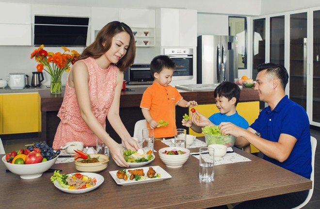 Mới đây trong dịp cuối tuần vừa qua, đạo diễn Khải Anh bất ngờ khen ngợi vợ bằng những mĩ từ đẹp nhất trên trang cá nhân của mình. 