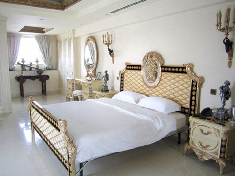 Không đặt gương chiếu thẳng đầu giường