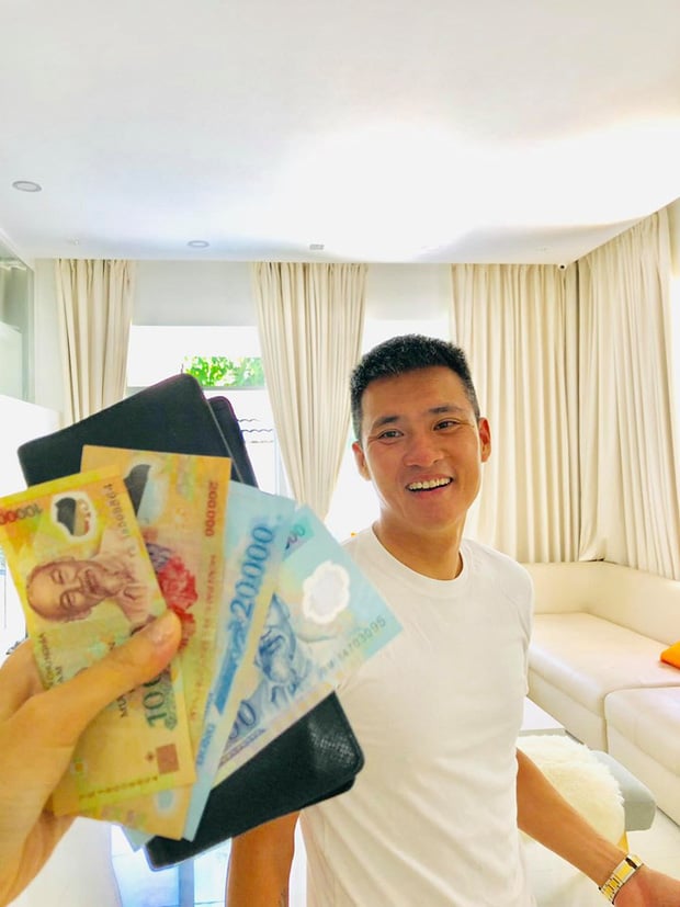 Bánh Gạo thường xuyên xin tiền mẹ Thủy Tiên để cho bố.