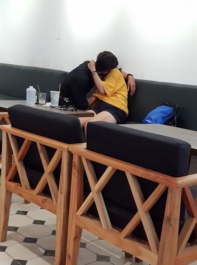 Hành động của cặp đôi khiến nhiều người bức xúc.