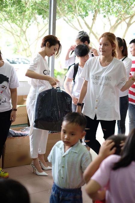 Mới đây những hình ảnh của nữ ca sĩ Bảo Anh trong chuyến từ thiện đã gây ít nhiều tranh cãi trên mạng xã hội. Theo đó, nữ ca sĩ lựa chọn set đồ trắng gồm áo thun và quần dáng baggy khá năng động. Điều đáng chú ý ở set đồ của Bảo Anh là thay vì lựa chọn đôi giày sneaker hoặc giày lười thì nữ ca sĩ lại mang một đôi giày cao gót Dior cao 5cm. Trước hình ảnh này của nữ ca sĩ, nhiều ý kiến lên tiếng chỉ trích Bảo Anh về Shbet999 com đăng nhập mà cô lựa chọn.