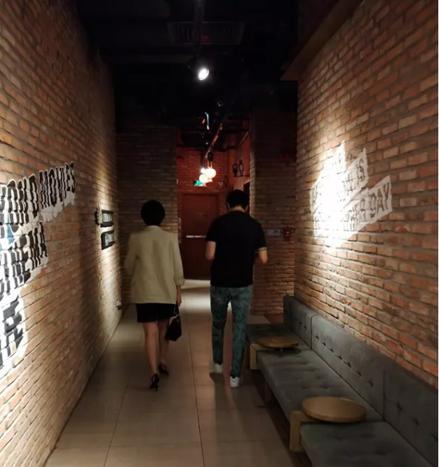 Hình ảnh được cho là của nam ca sĩ Tim và nữ MC/diễn viên Đàm Phương Linh khi cả hai đang cùng nhau đi xem phim.