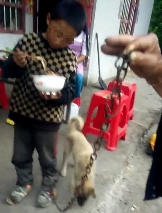 Cậu bé bị ông nội xích chân.