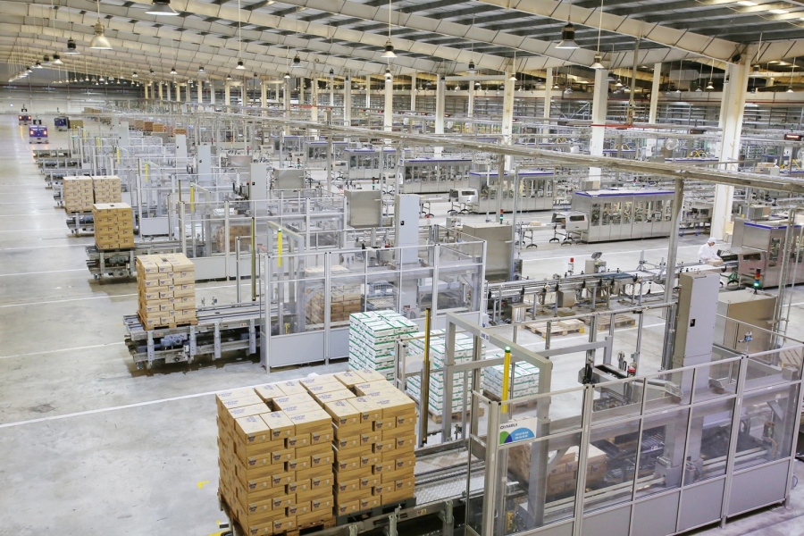 Dây chuyền sản xuất sữa hiện đại ở Nhà máy Mega của Vinamilk tại Bình Dương