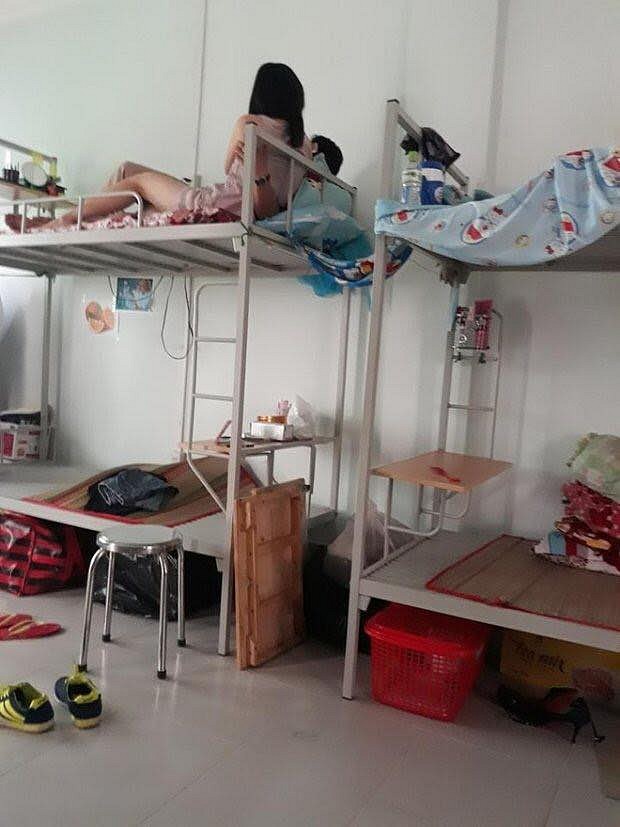 Cô gái đưa bạn trai về phòng rồi ôm hôn như chốn không người.