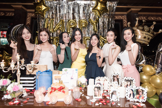 Tới chúc mừng Tiểu Vy còn có Hoa hậu Đỗ Mỹ Linh, Á hậu Diễm Trang, Phương Nga, Thuý An.    