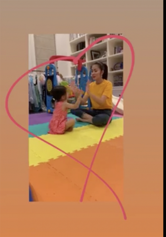 Hà Tăng chơi cùng con gái nhỏ của mình. Công chúa nhỏ của nàng ngọc nữ màn ảnh trông rất giản dị, đáng yêu.
