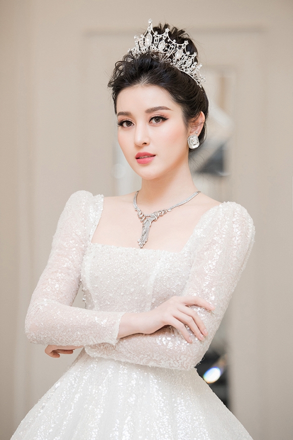 Huyền My cho biết đó chỉ là những hình ảnh hậu trường của một show thời trang mà cô đảm nhận vai trò vedette.