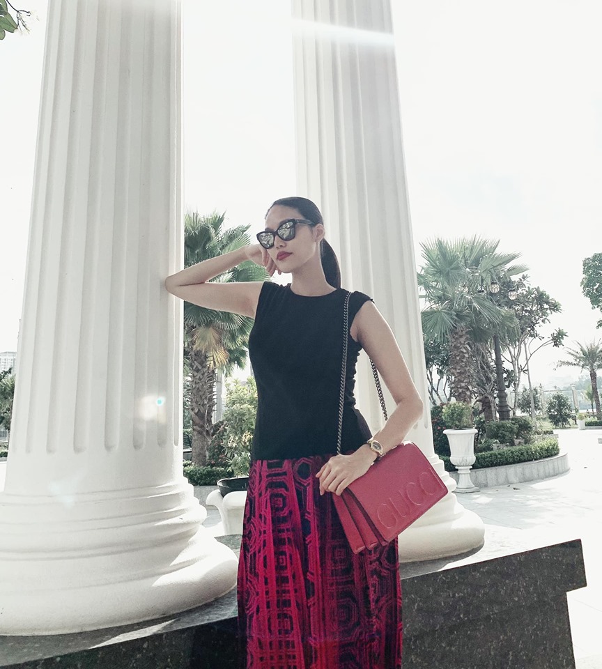 Lan Khuê sẵn sàng đứng cạnh cột nhà để chụp hình, chứng minh không hề photoshop vòng eo như antifan đồn đoán.