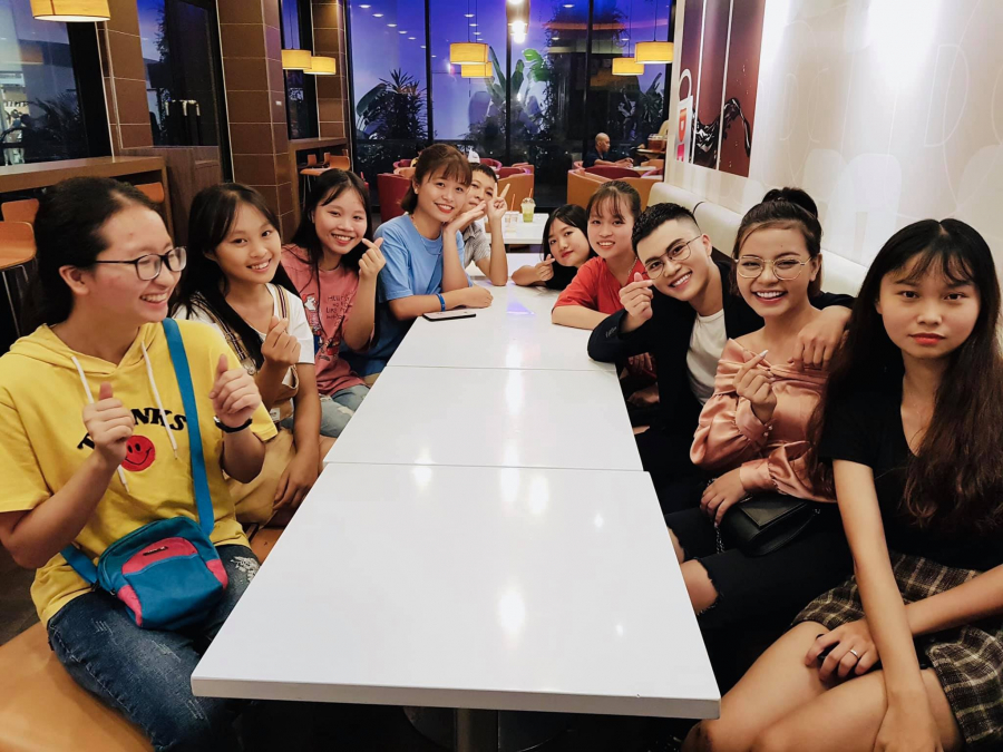 Lê Thiện Hiếu cùng fans tổ chức sinh nhật cho người yêu.