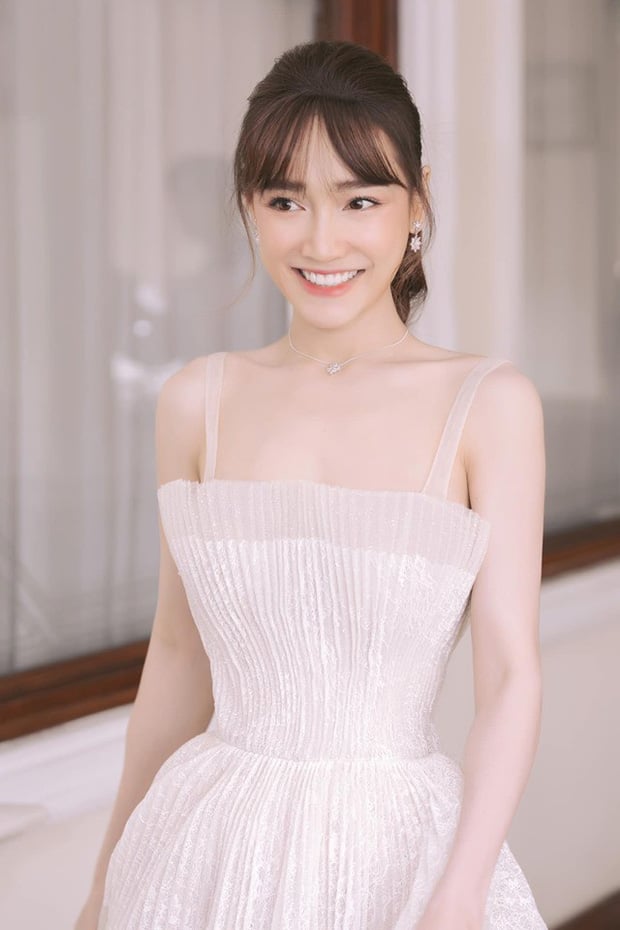 Để chứng minh nhan sắc không photoshop, bà xã Trường Giang đã đăng tải đoạn clip hậu trường. Ngay khi được đăng tải, đoạn clip nhanh chóng thu hút sự chú ý và nhận về nhiều lời khen từ người hâm mộ. Với nhan sắc xuất thần nhưng ở một số khoảng khắc, Nhã Phương lại để lộ Sh88bet đăng ký miễn phí gầy guộc, cánh tay khẳng khiu, thậm chí lộ cả xương ngực khiến người hâm mộ rất lo lắng cho nữ diễn viên.    