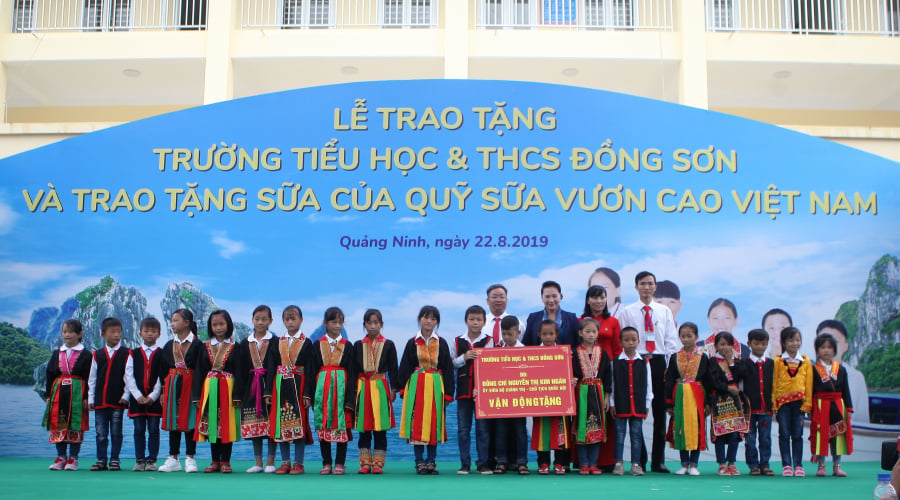 Bà Nguyễn Thị Kim Ngân - Uỷ viên Bộ chính trị, Chủ tịch Quốc hội nước Cộng hoà XHCN Việt Nam trao tặng bảng tượng trưng tặng trường Tiểu học & THCS Đồng Sơn, huyện Hoành Bồ, tỉnh Quảng Ninh cho đại diện lãnh đạo trường và các em học sinh.