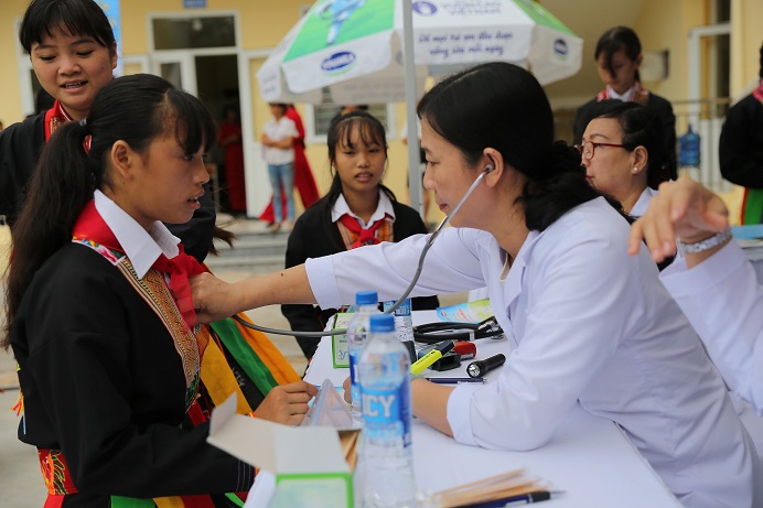 Các bác sĩ của Trung tâm Tư vấn Dinh dưỡng Vinamilk khám tư vấn dinh dưỡng cho các em học sinh tại chương trình.