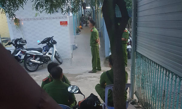 Công an khám nghiệm hiện trường. Ảnh: báo Vietnamnet