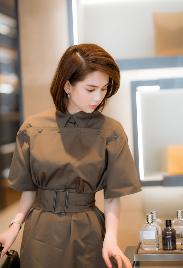 Mỹ nhân chọn những chiếc váy kín đáo nhưng không kém phần sang trọng.    